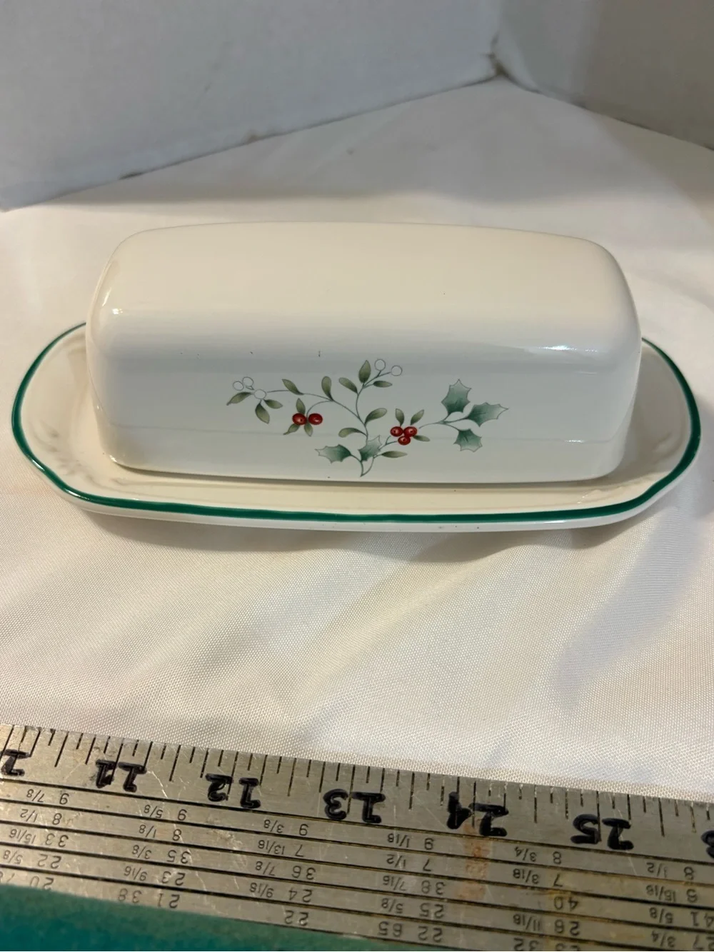 Pfaltzgraff Winterberry covered butter dish classic holly berry White with Green